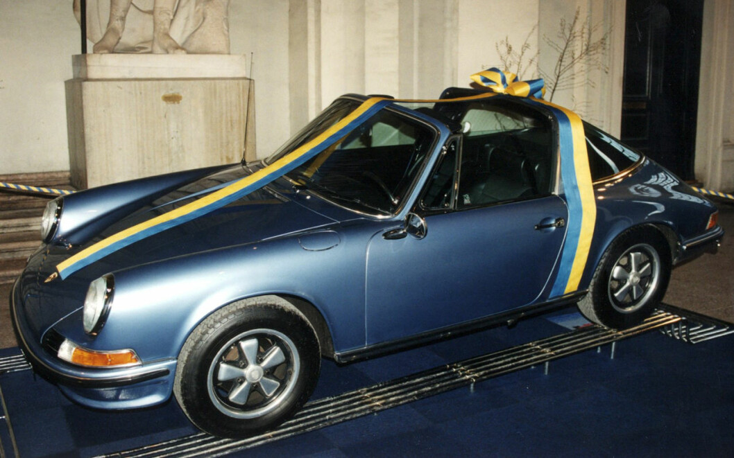 Kungens Porsche 911 Targa från 1973. Kungafamiljens mest ikoniska bil, inslagen i blå-gula band. Kungens Porsche 911 Targa från 1973. Även kallad Kärleks-Porschen. Första bilden på Silvia Sommerlath.
