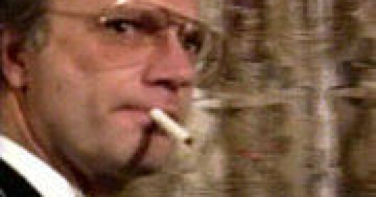Kungen ertappades med att röka en cigarett... Kungen röker på Nobel
