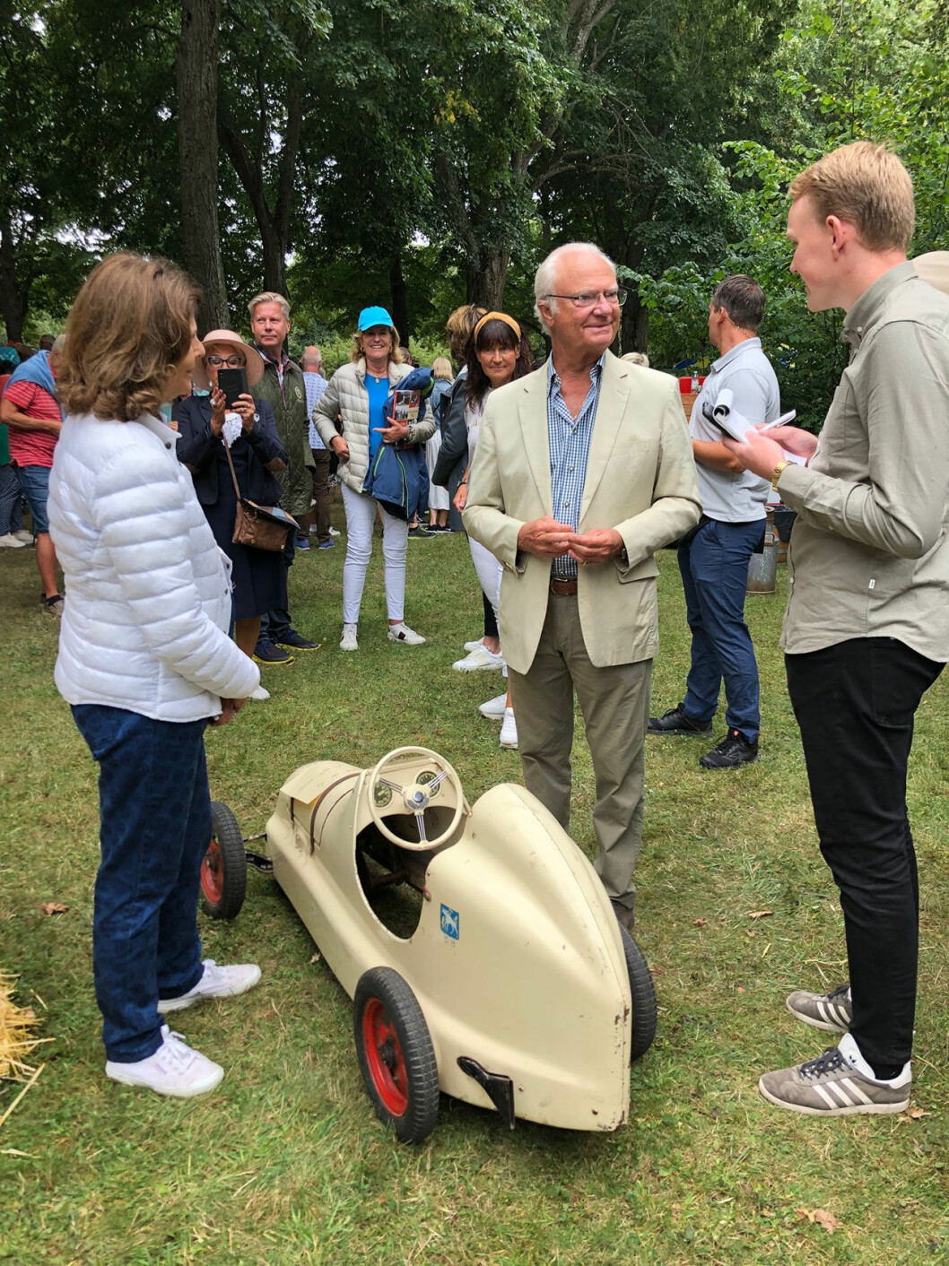 Kungen tittar på trampbil