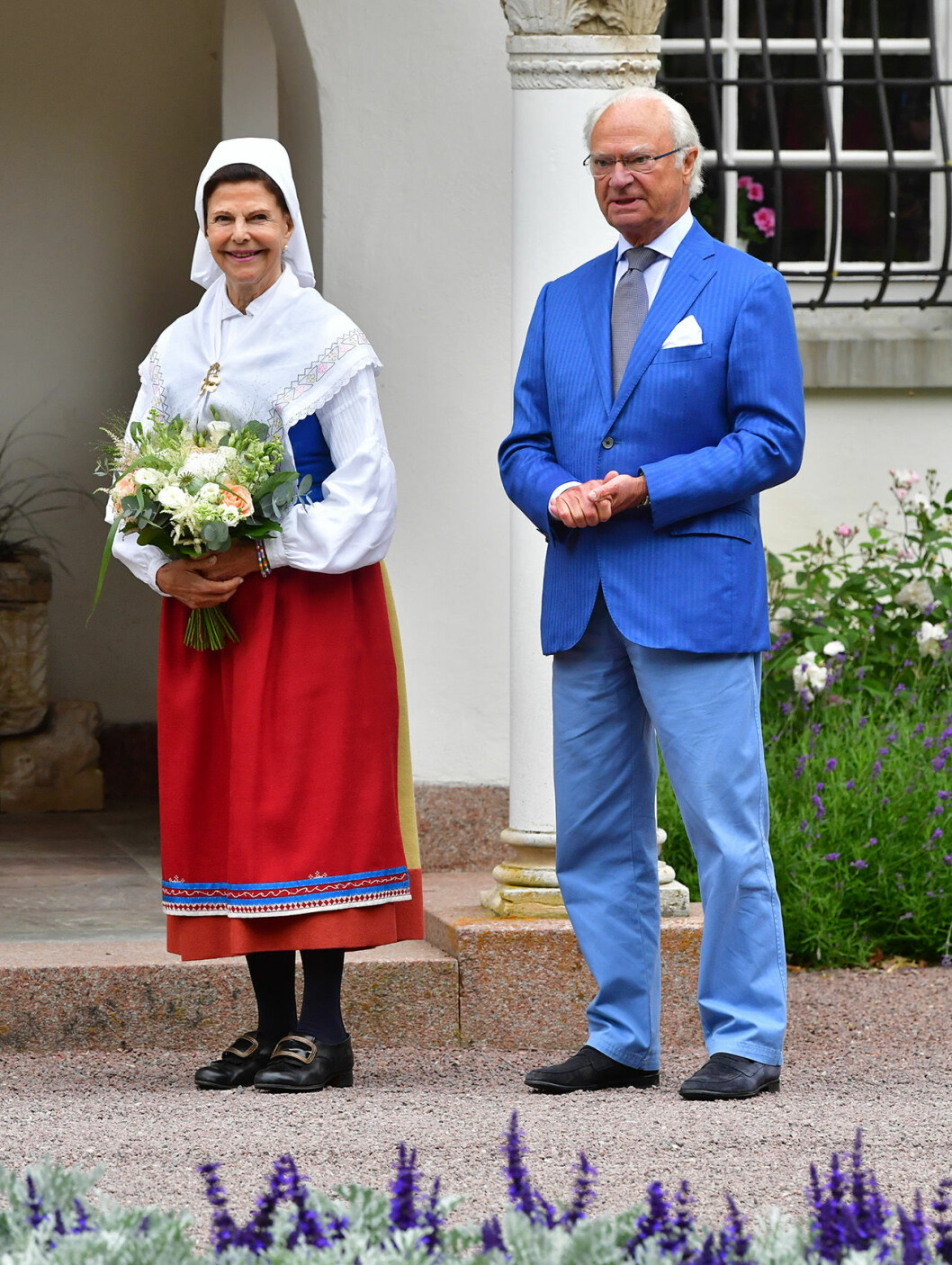 Kungen var klädd i kavaj och chinos i olika toner av blått.