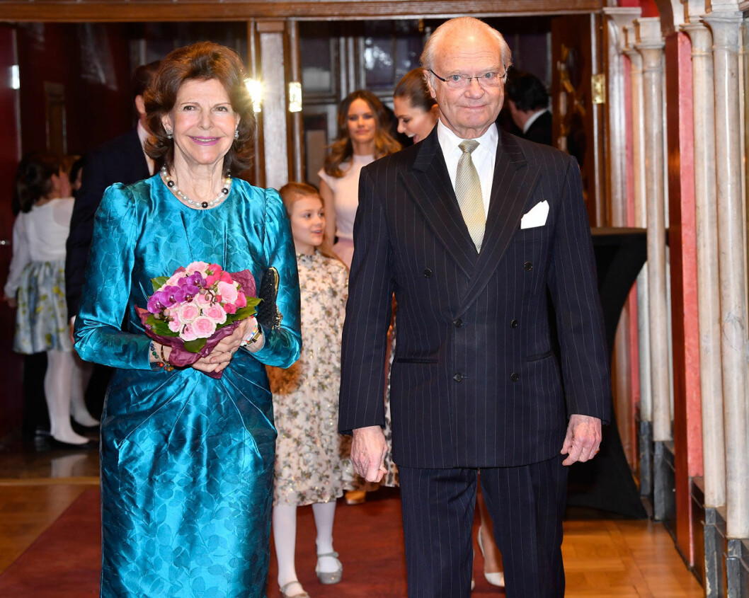 Kungaparet. Kungen och drottningen på Vasateatern, där Lilla Akademien hyllar drottning Silvia.