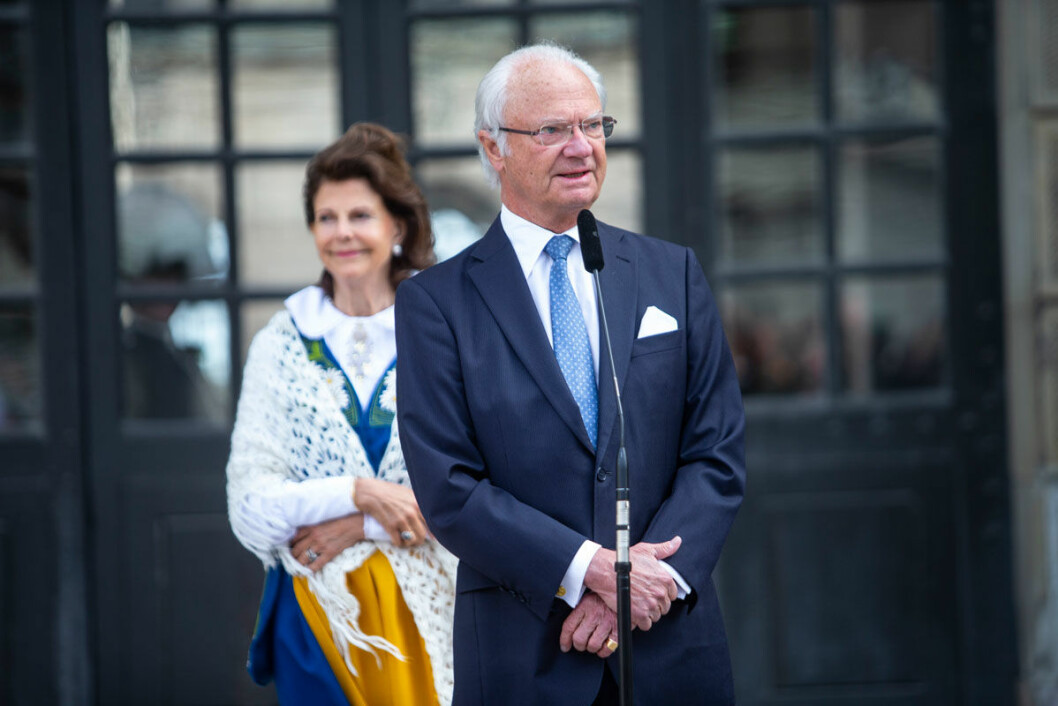 Kungen höll ett tal innan paret öppnade Kungliga slottet i Stockholm. Kungen höll ett tal innan paret öppnade Kungliga slottet i Stockholm.