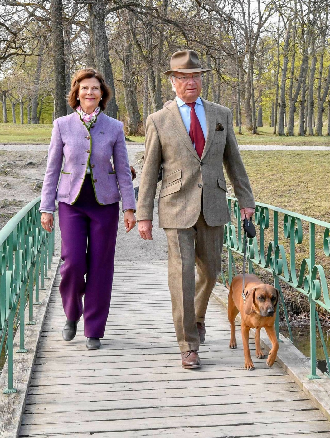 På språng mot födelsedagsfirandet på Stockholms slott! Kungaparet med sin hund Brandie som är en bayersk viltspårhund.