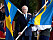 Kungen delar ut svenska flaggor vid nationaldagdagsfirandet på Skansen.