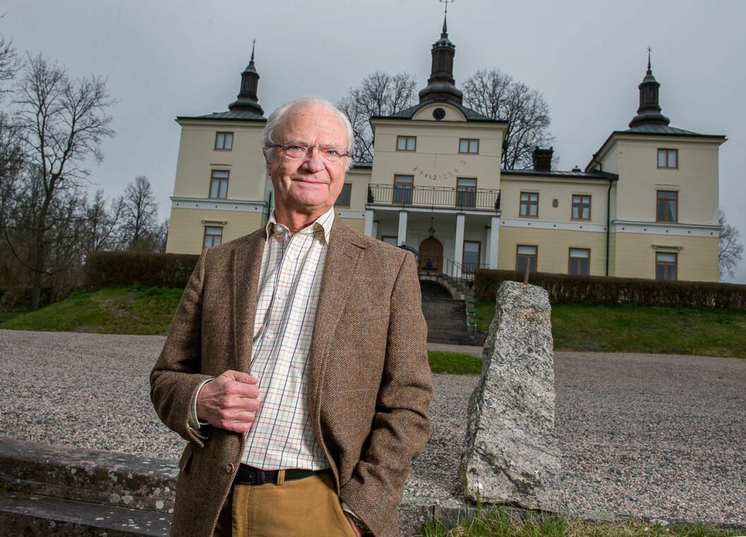 Kungen framför Stenhammars slott. Kungen på Stenhammar, där han höll sitt tal till svenska folket om coronakrisen.