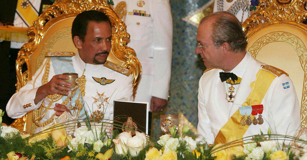 En bild från kungens och drottningens omtalade besök i Brunei, 2004. Sultanen av Brunei och kung Carl Gustaf