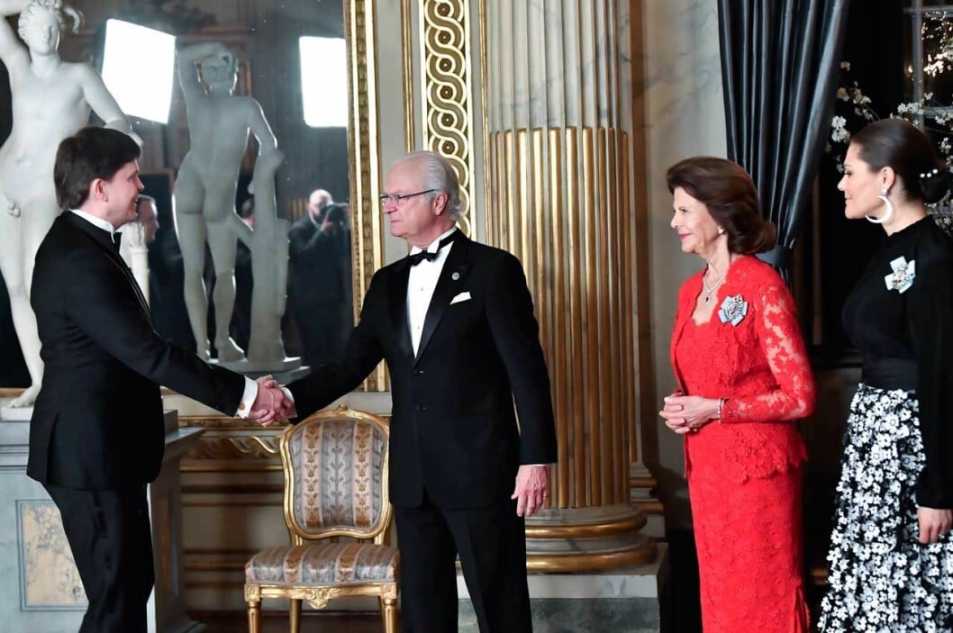 En hälsningsceremoni som tog sin lilla stund. Här är det kungen som hälsar på talmannen… Kungen hälsar på talmannen vid Riksdagssupén på Kungliga slottet 2019.