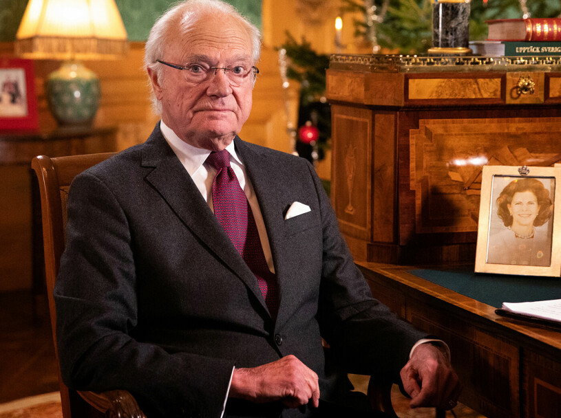 Kungen vid sitt skrivbord på slottet.