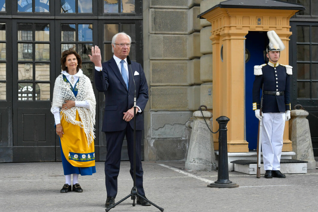 Kungaparet firar i Stockholm under dagen, innan de återvänder till Stenhammar. Kungen håller tal på Stockholms slott.