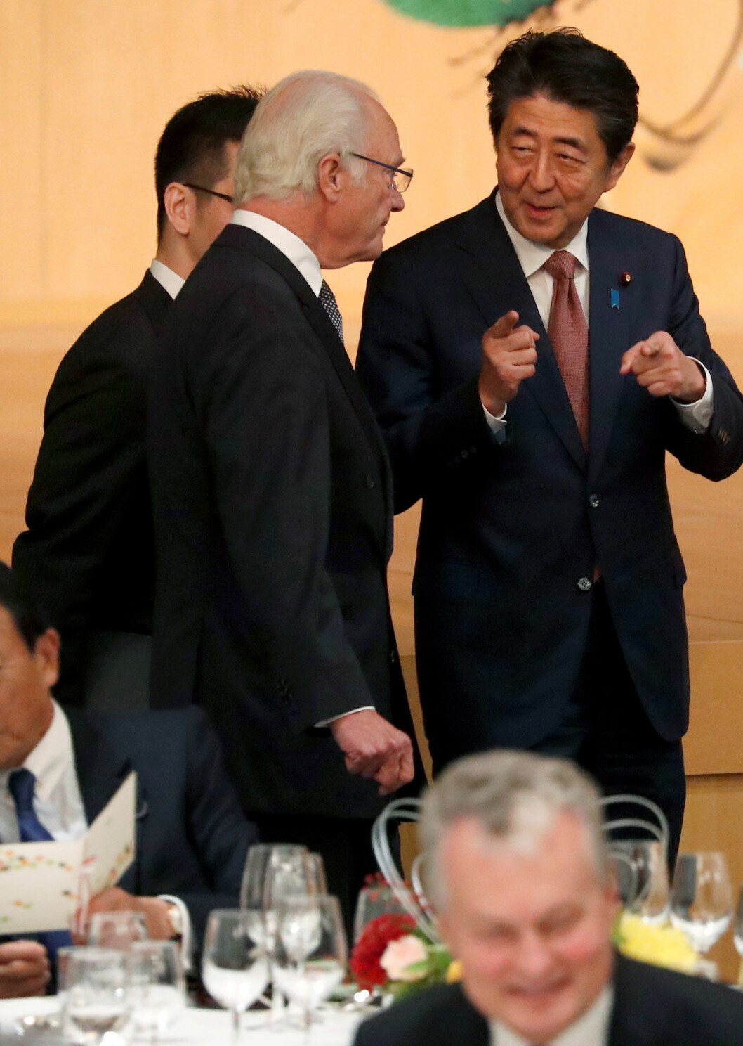 Kungen med kvällens värd, Japans premiärminister Shinzo Abe. Kungen med Japans premiärminister Shinzo Abe i Tokyo.