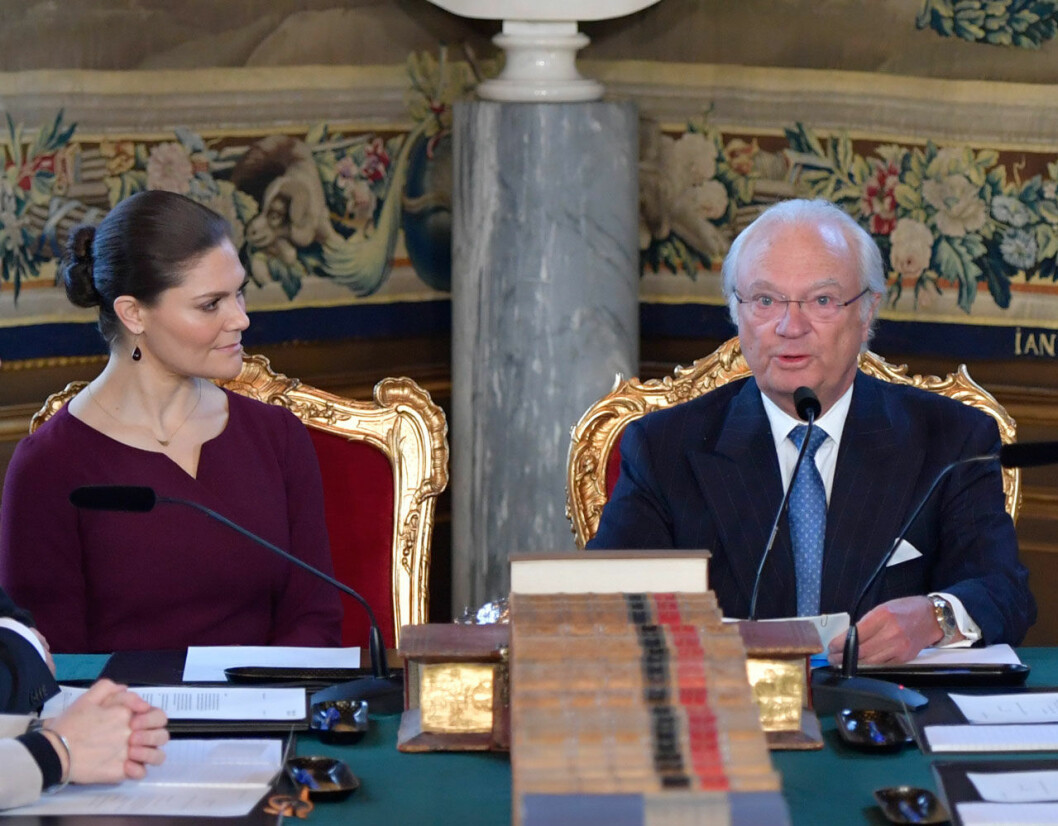 Det är kungen som leder konseljerna, men han har ofta Victoria vid sin sida. Kungen och Victoria vid skifteskonseljen 2019.