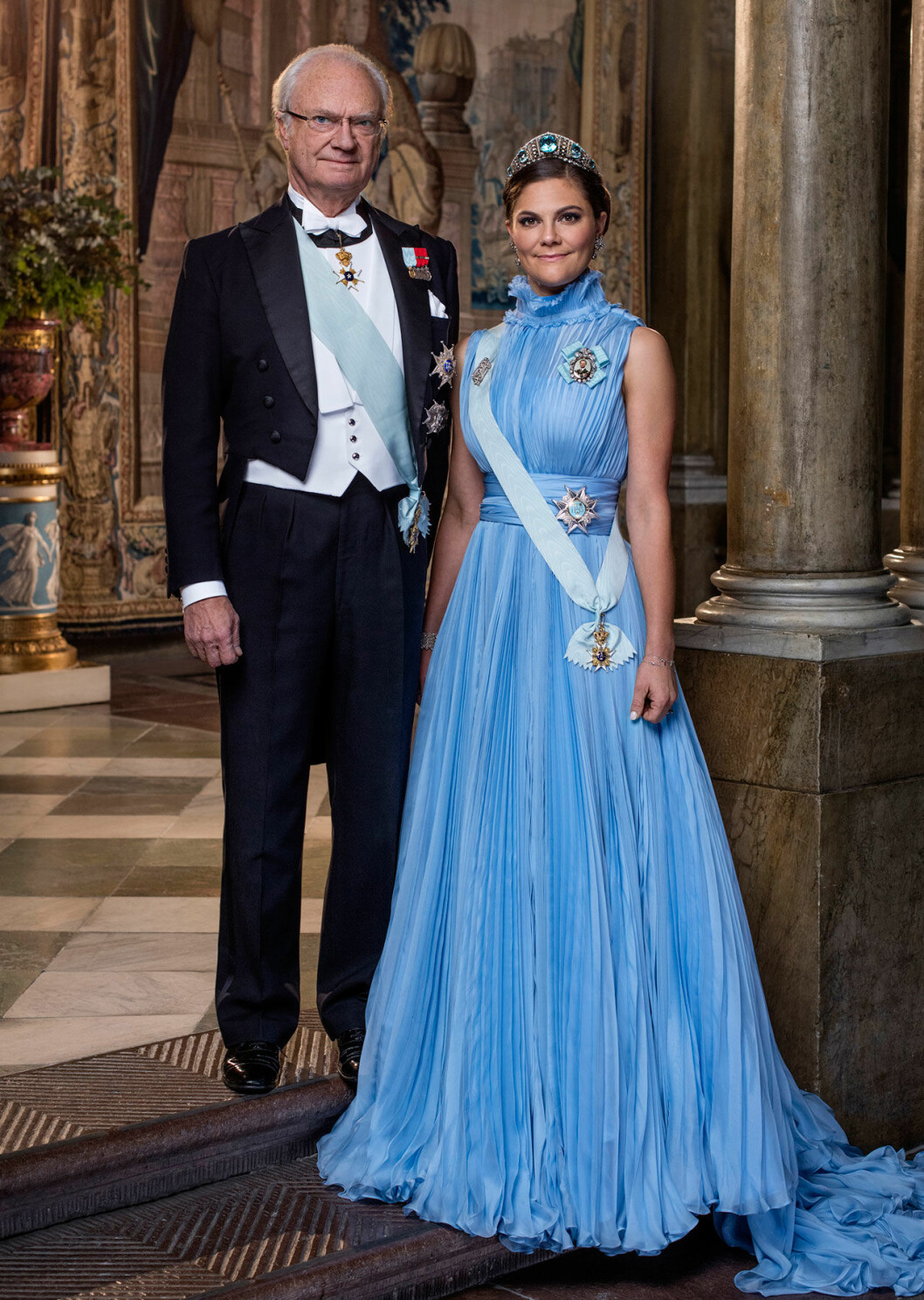 Kungen och hans tronföljare Victoria. Kungen och kronprinsessan Victoria på hovets officiella bild.