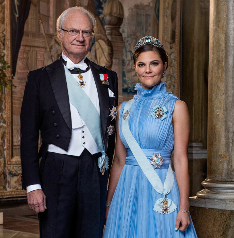 Kungen och Victoria tillsammans...det var då det. Numera distansarbetar kungen från Drottningholm eller Stenhammar, men i går var han alltså på plats på Stockholms slott för att hålla konselj – utan sin dotter. Kungen Kronprinsessan Victoria