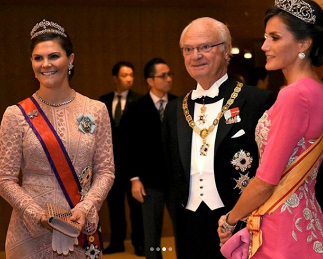 Kröningsmingel med drottning Letizia. Kungen och kronprinsessan Victoria minglade med drottning Letizia.