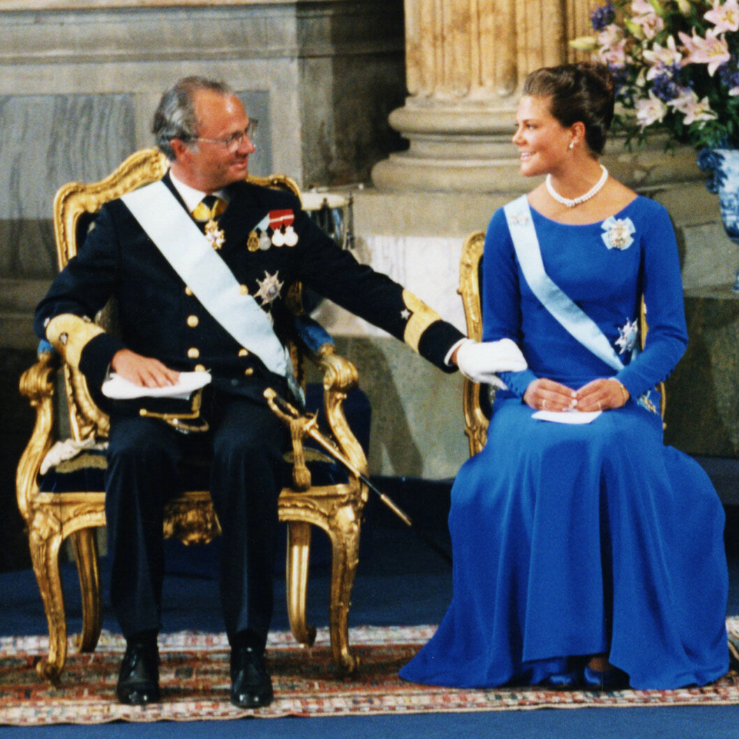 Kronprinsessan Victorias myndighetsklänning. Blå – precis som kungens nya bil. Kungen och kronprinsessan Victoria på hennes myndighetsdag 1995