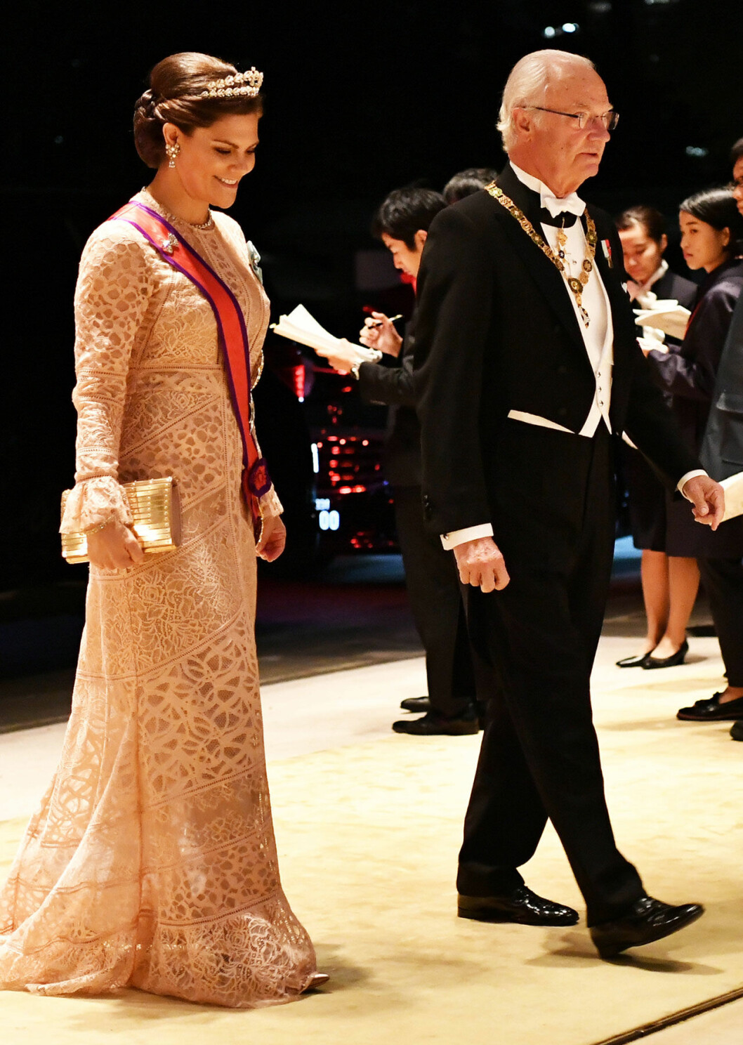 Kronprinsessan Victoria anlände tillsammans med pappa kungen. Kronprinsessan Victoria anlände med pappa kungen för att hylla Japans nya kejsare.