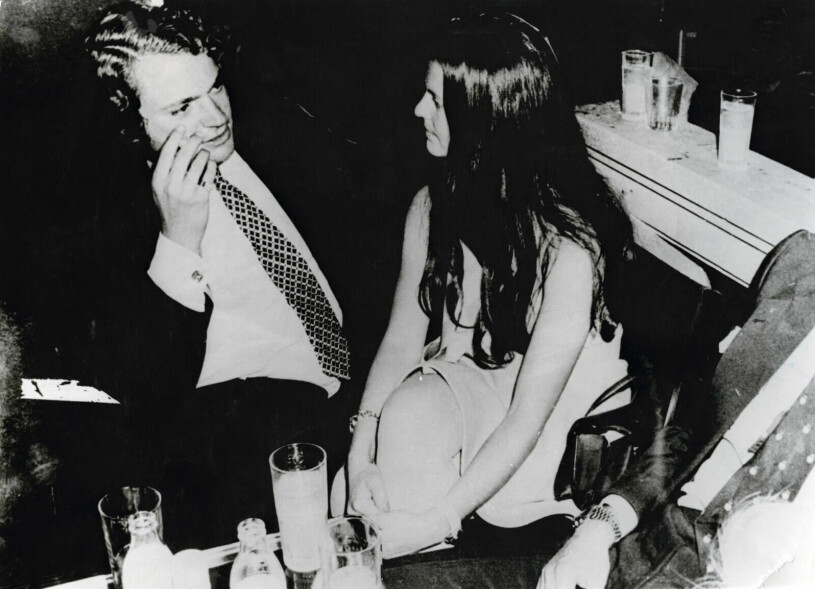Såhär såg det ut, när det slog gnistor! Kung Carl XVI Gustaf och dåvarande Silvia Sommerlath på ett diskotek 1972