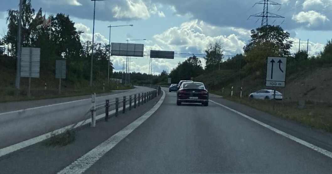 Kungen i sin blåa lyxbil med livvakterna körandes bakom! Foto: Privat.