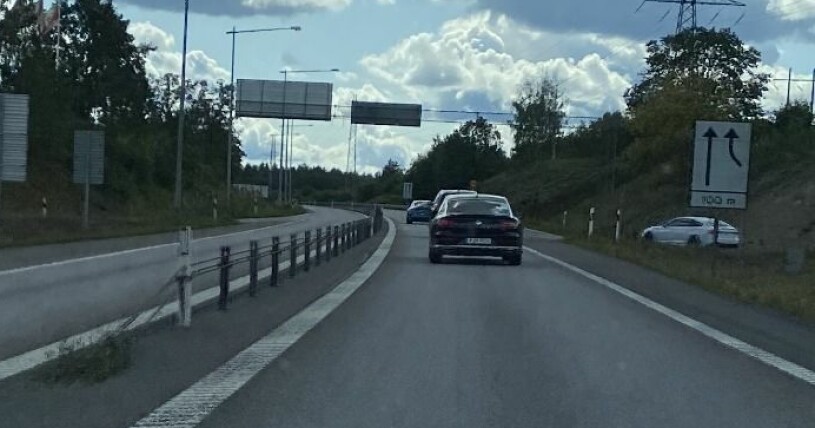 Kungen i sin lyxbil BMW M8 Competition Coupé med livvakter i följebilar. Foto: Privat.