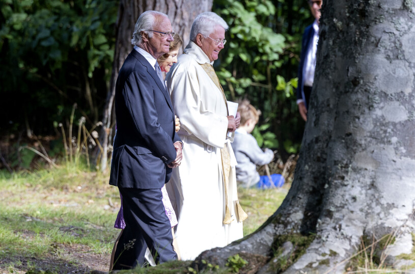 Kungen tillsammans med konfirmationspräst Hans Rhodin. Kung Carl Gustaf Medevi Brunn
