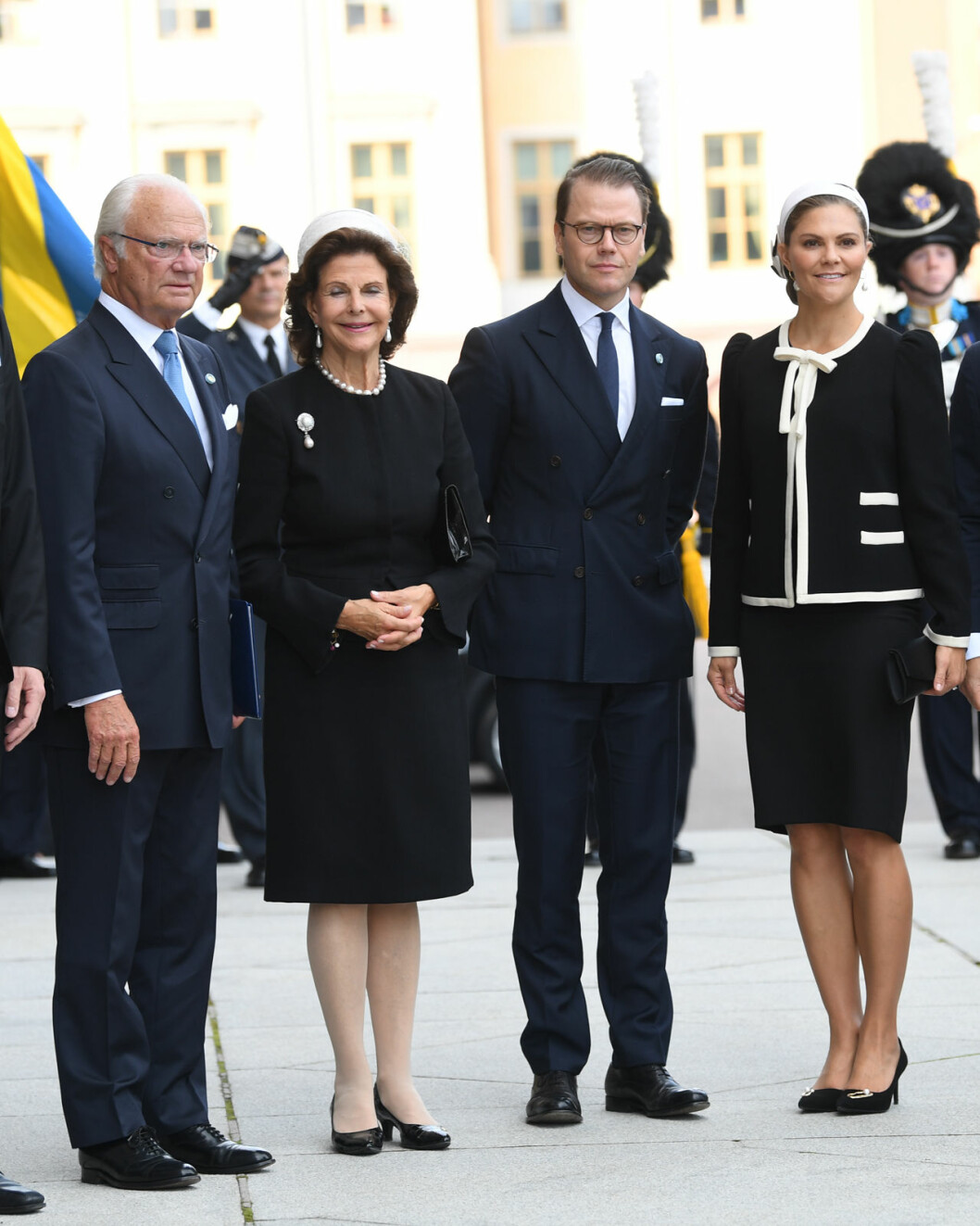 Två smilande kvinnor men herrarna ser mer allvarliga ut. prins daniel kung carl gustaf