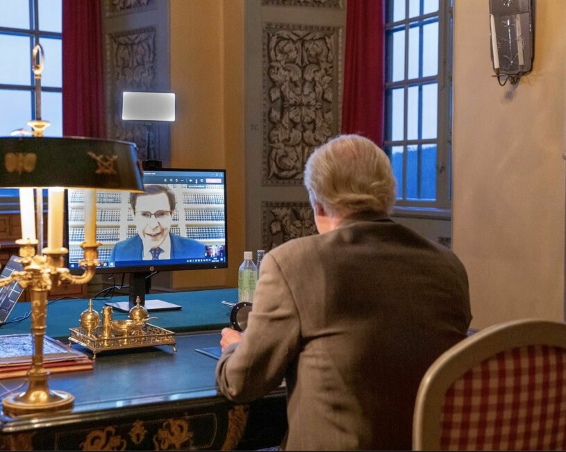 Den nya digitala tekniken samsas med de kungliga släktklenoderna i guld. Här känner man historiens vingslag. Kungens arbetsrum på Drottningholm.