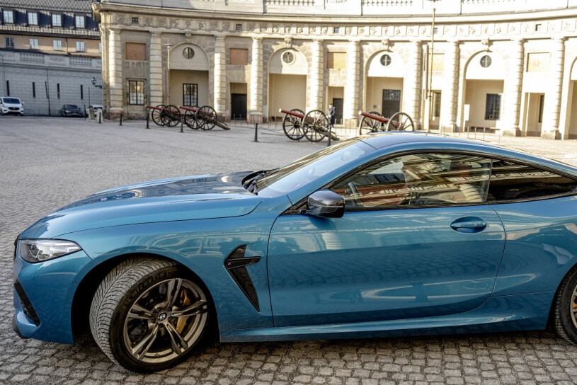 Kungens privata BMW lämnar slottet. Kungens blåa BMW M8 Competition Coupé