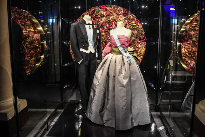 Så här ser det ut i montern på (just nu stängda) Nobel-museet: Kungens frack intill den kungliga Nina Ricci-klänningen som två gånger skapat sådant buzz på Nobel. Kungens frack Drottning Silvias Nobelklänning 1985 Kronprinsessan Victorias Nobelklänning 2018 Nina Ricci Utställningen Festernas Fest Nobelmuseet Nobel Prize Museum