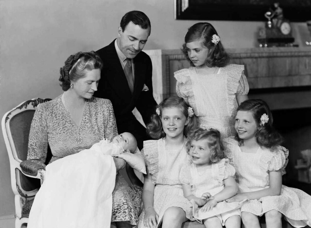 1946. Prinsessan Sibylla med nyfödde prins Carl Gustaf i knät tillsammmans med kronprins Gustaf Adolf och prinsessorna Margaretha, Désirée, Birgitta och Christina i Haga i samband med prinsens dop. Kungens pappa