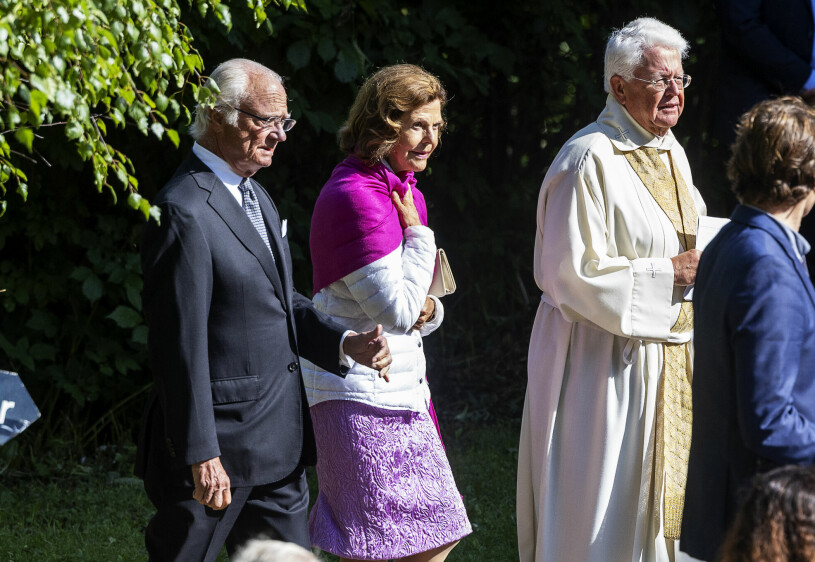 Kungaparet tillsammans med konfirmationsprästen Hans Rhodin. Kung Carl Gustaf och drottning Silvia med Hans Rhodin