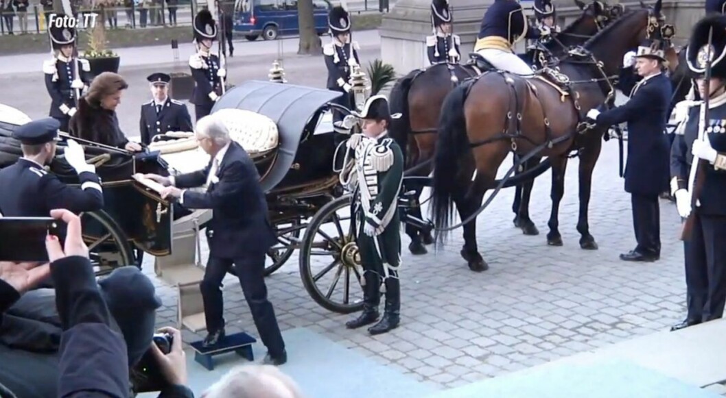 Det uppstod ett fint ögonblick när kungaparet anlände till Nordiska museet för att fira kungens 70-årsdag. kungens kärleksgest till silvia