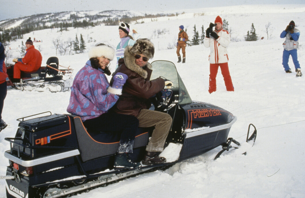 Kungen och Silvia roar sig i Storlien! Här är en annan än den som finns på länsmuseet i Gävle nu. Kungen och drottning Silvia på en snöskoter i Storlien