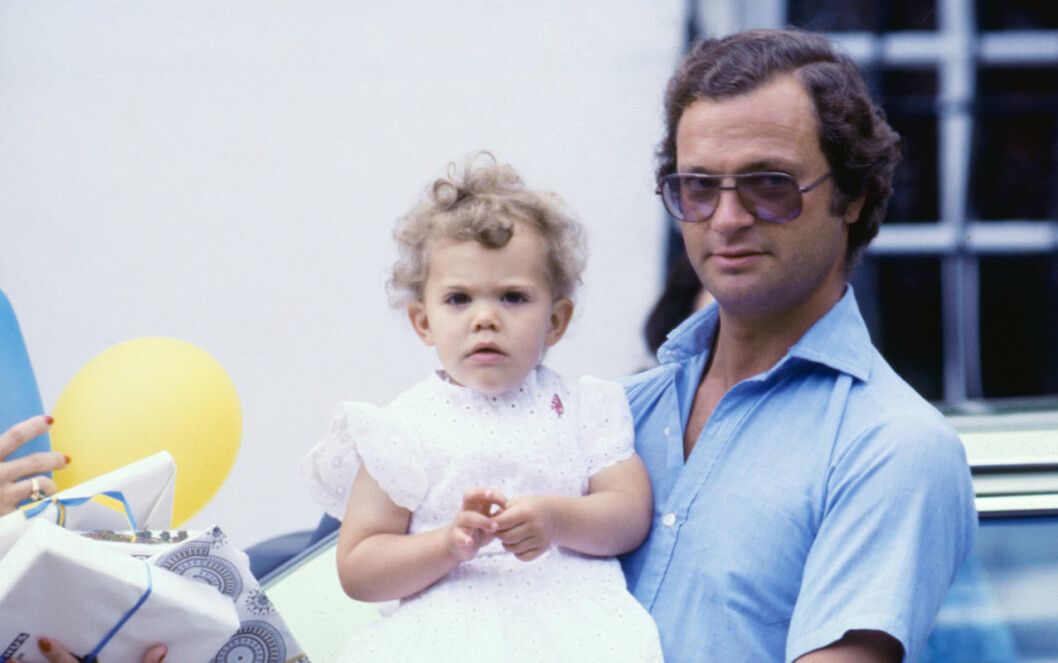 En liten Victoria med pappa kungen. kungen victoria liten