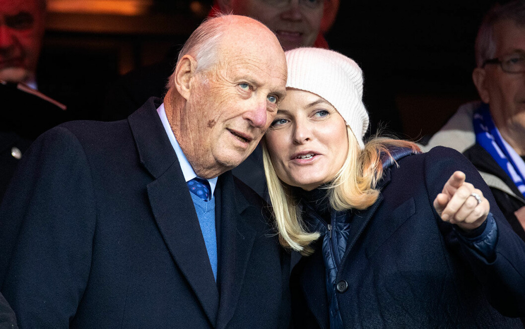 Mette-Marit är orolig för sin älskade svärfar. De har ett speciellt band. kung harald akut till sjukhus