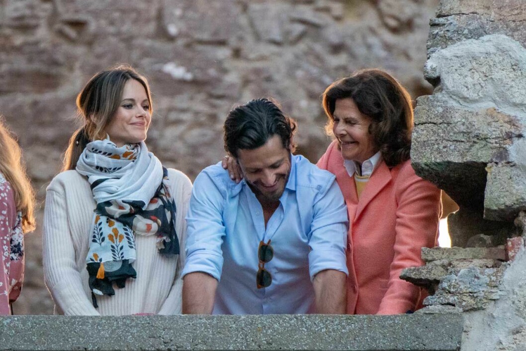 Lite extra mammakärlek. Prins Carl Philip med kvinnorna i sitt liv: prinsessan Sofia och drottning Silvia. Prins Carl Philip med kvinnorna i sitt liv: prinsessan Sofia och mamma drottning Silvia.