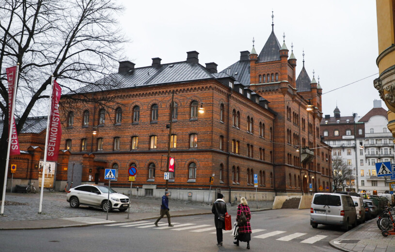 Kungliga Hovstallet ligger snett bakom Dramaten i Stockholm. Kungliga Hovstallet i Stockholm Prinsessan Madeleine våning Chris O’Neill Prinsessan Leonore Prinsessan Adrienne Prins Nicolas