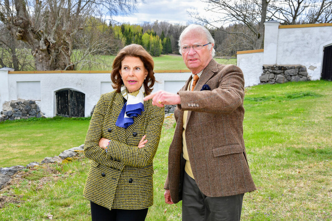 Kungaparet på Stenhammar i april. Kungen och drottning Silvia på Stenhammar.