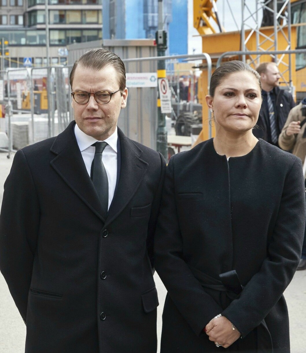 Victoria och Daniel var djupt gripna när de besökte Drottninggatan dagen efter terrordådet.