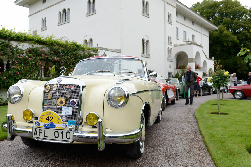 Nästa upplaga av Kungsrallyt planeras till augusti 2021. Här har ekipagen rullat in framför Sollidens slott. Ekipagen i Kungsrallyt framför Sollidens slott. Nästa upplaga planeras till augusti 2021.
