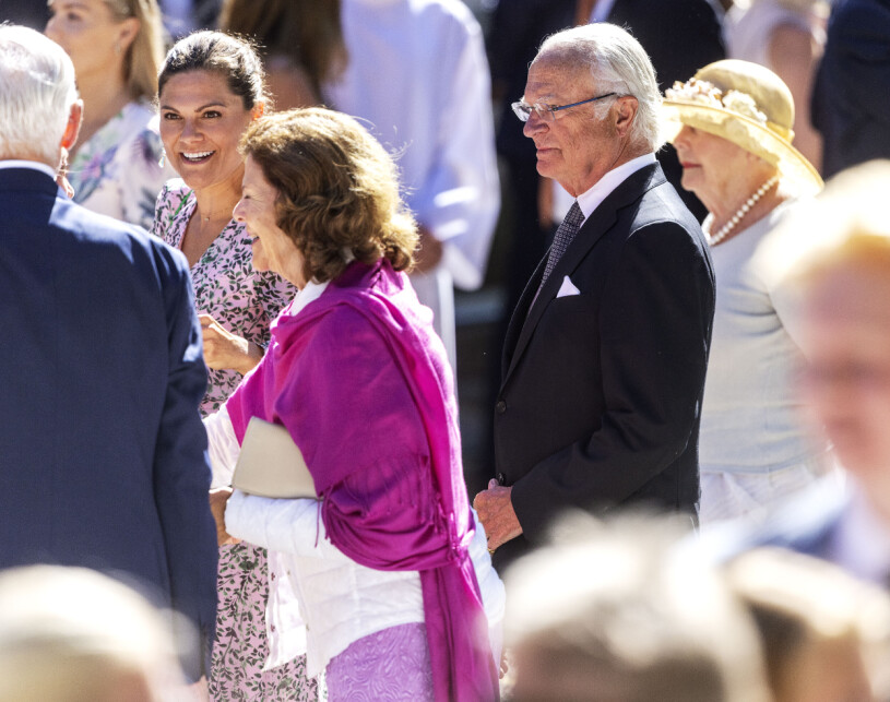 Stora leenden när Victoria, Silvia och kungen minglade med vännerna. Victoria, drottning Silvia, kungen