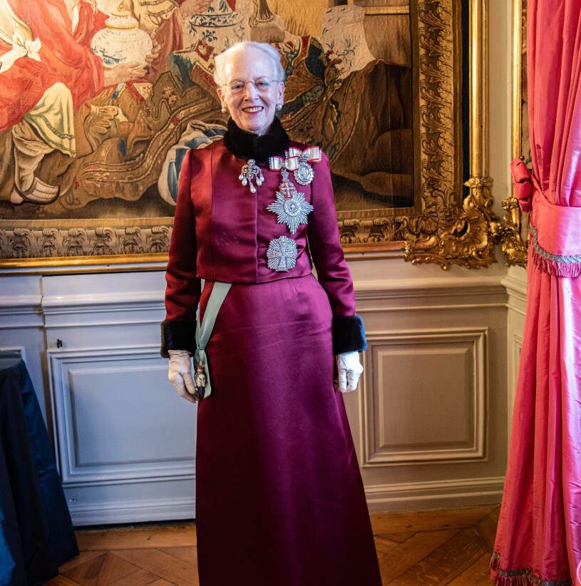 Drottning Margrethe – som också hyllar president Zelenskyj och säger att Putin hade de kallaste ögonen hon någonsin sett. Drottning Margrethe klädd till kur på danska hovets officiella bild
