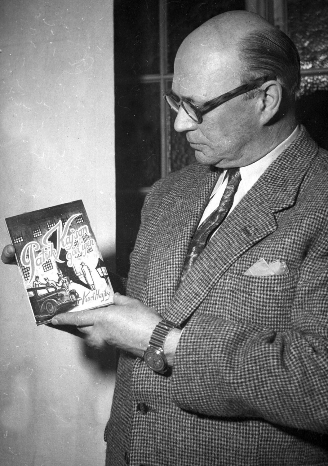 Kurt Haijby med sin bok Patrik Kajson går igen. Kurt Haijby