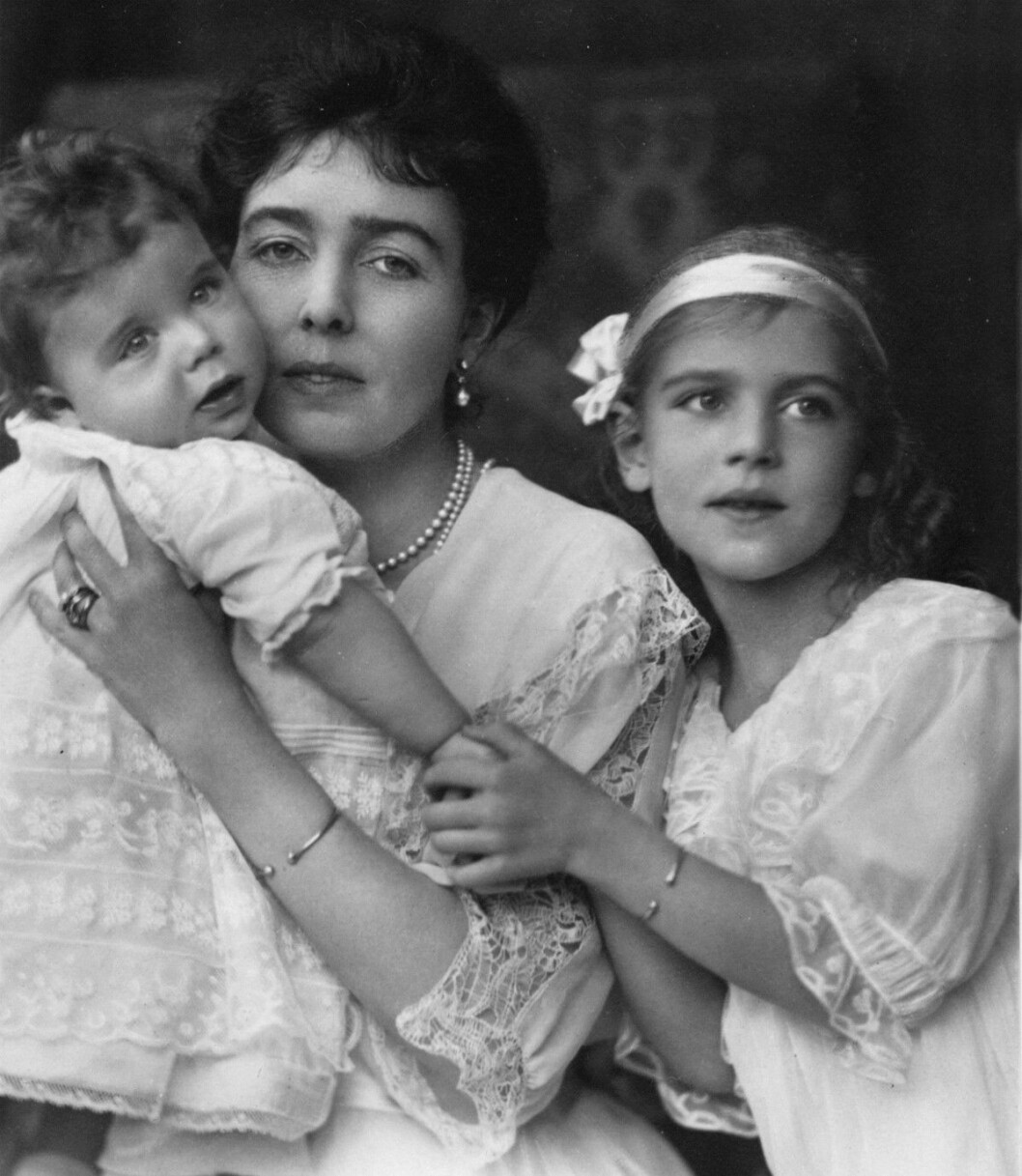 Drottning Victorias sjunde barn prins Arthur var pappa till Margareta – som blev kronprinsessa i Sverige och farmor till kung Carl Gustaf. I famnen har hon Carl Johan (Bernadotte) och till höger ser du (drottning) Ingrid. Kungens farmor kronprinsessan Margareta med barnen Carl Johan och Ingrid.