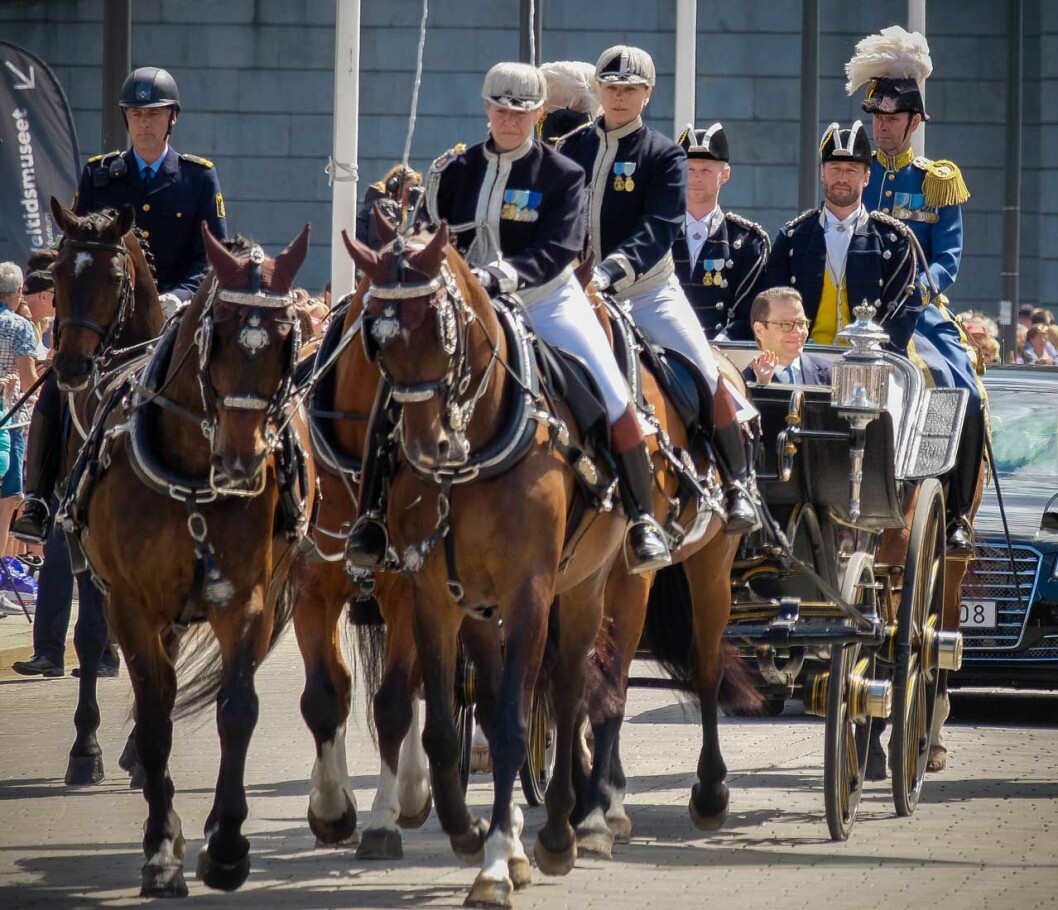 25 kungliga korteger brukar rulla fram på Stockholms gator varje år och här ser du två av kavaljerskuskarna i aktion. Kavaljerskuskarna från Kungliga hovstallet kör kungafamiljens korteger.