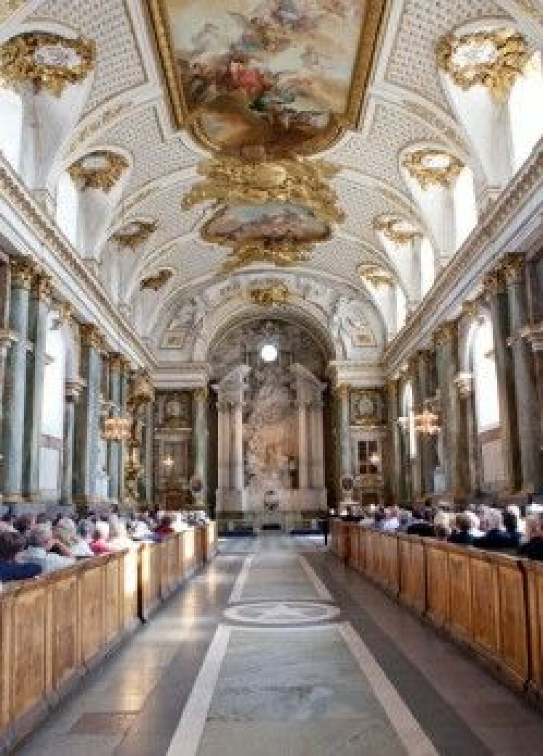 Kyrkan var nästan fylld till sista plats. Kyrkan var fylld till sista plats.