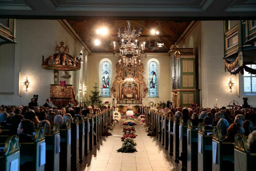 Kyrkan var fullsatt. Kyrkan var fullsatt.