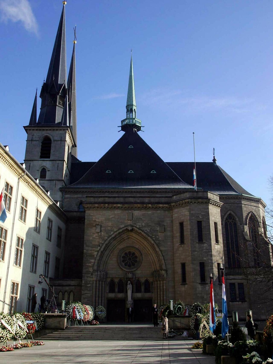 Det blir en statsbegravning i Luxemburgs stora katedral, med kungligheter från Europas alla kungahus på plats. Det blir en statsbegravning i Luxemburgs stora katedral, med medlemmar från Europas alla kungahus på plats i kyrkbänkarna.
