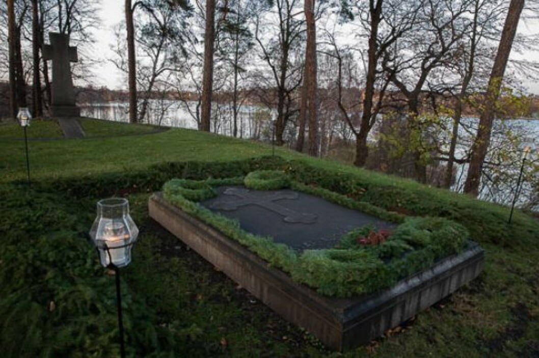 Korset bakom arvprins Gustaf Adolf och prinsessan Sibyllas grav formgavs av arkitekten Ferdinand Boberg, skriver hovet på sin hemsida. kyrkogarden
