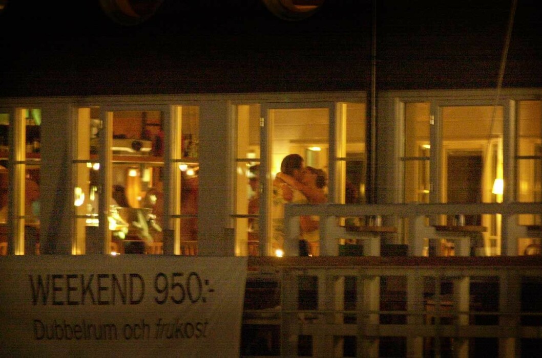 Första officiella kyssbilden på det superkära paret. Första officiella kyssbilden på det superkära paret.