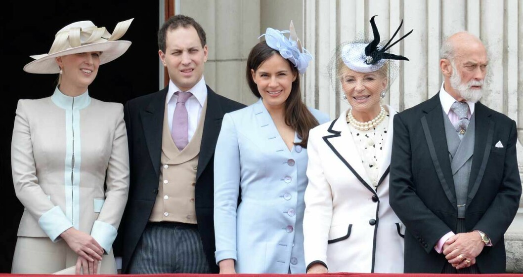 Lady Gabriella är kvinnan till vänster med stor hatt, tillsammans med sin familj. Bilden togs under drottning Elizabeths 90-årsdag. Lady Gabriella är kvinnan till vänster med stor hatt, tillsammans med sin familj. Bilden togs under drottning Elizabeths 90-årsdag.